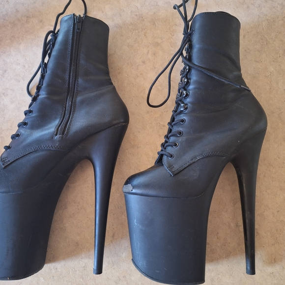 Elegant Black Platform Heels - Picture 2 of 5